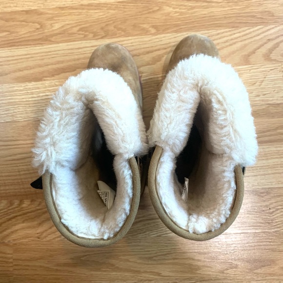 Woman’s Ugg Shearling Boots - Picture 15 of 15